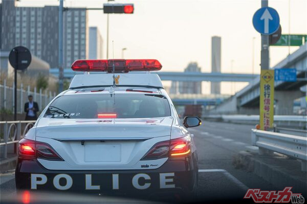 パトカーの前後にいると妙にそわそわする(Peak River@Adobestock)