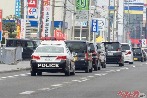 パトカーを追い抜く場合は法定速度内であることが大原則だ(oasisamuel@Adobestock)