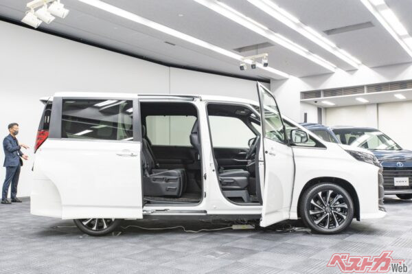 買い物の荷物などで両手が塞がっている際に、足でスライドドアを開けられる画期的なシステム！