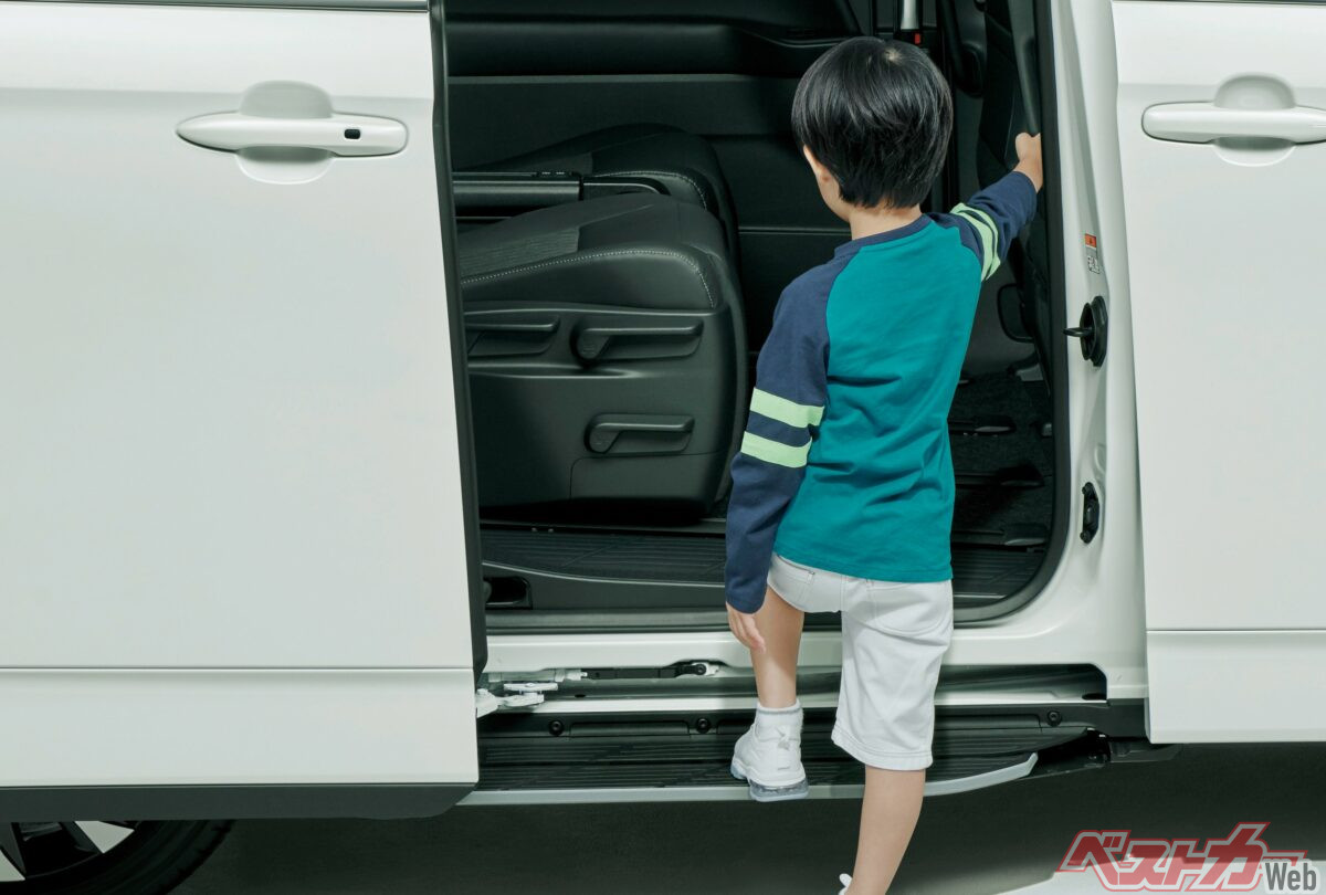 Is Toyota Noah's Universal Step Really Useful? Verifying Ease of Entry/Exit for Children and the Elderly