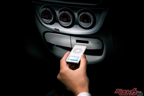 三菱 iの特別仕様車「i-Play エディション」には、iPod nano用のスロットが装備されていた