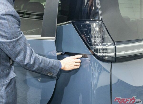 車両サイドにバックドアの操作スイッチが用意されているので、開閉の際に自分の体が邪魔にならない