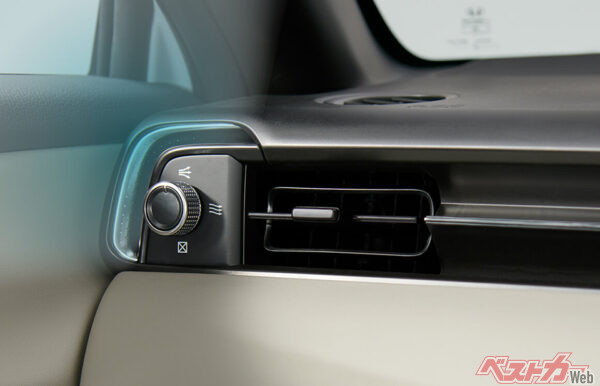 ホンダ ヴェゼルのエアコンは通常の風向と「そよ風アウトレット」をスイッチで切り替えることができる