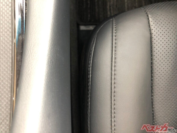 トヨタ アルファードの運転席とセンターコンソールの隙間。ここにモノを落とした時の取り方を説明する動画がYouTubeにアップされているぐらい取るのが難しい