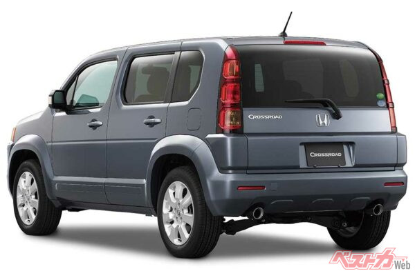 「塊感」が強く表現されたエクステリア。スクエアを基調に金属の塊から削りだし彫刻的な造形で力強さ・存在感を演出