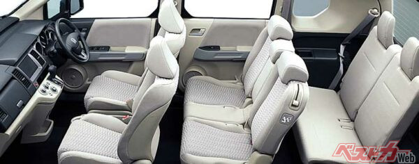 コンセプトを「タフ・モダン・インテリア」とし、骨太で安心感を抱ける室内でありながら、洗練され、多人数が乗車した際も狭さを感じさせない空間作りに腐心