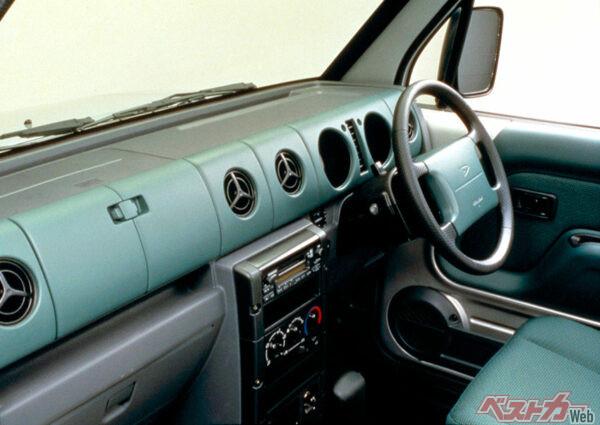 インテリアデザインも「タフ&シンプル」をコンセプトに板金パネルをデザインモチーフに構成し、直線を基調としたワイドなインパネとフロントコンソールを採用