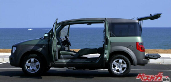 10フィート（約3m）のサーフボードを積めるよう室内設計されている。全長4300mmだから、素晴らしいパッケージング