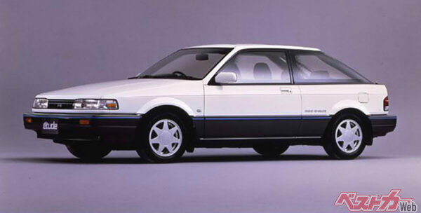 3ドアハッチバックのようなデザインだが、マツダはスペシャルティクーペと主張。フラッシュサーフェイス化されたリア部分は当時としては斬新な手法