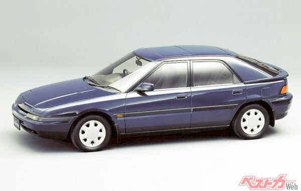 5ドアハッチバックながらリトラクタブルヘッドライトの影響もあり5ドアクーペ的な印象。アスティナの登場がエチュードを生産中止に追い込んだ