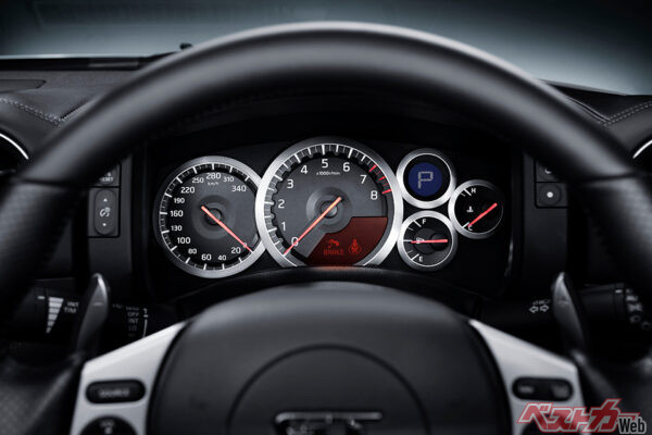 2007年登場の日産 GT-R（R35型）の表示上限は340km/h。R35GT-R以降、300km/h級のフルスケールメーターも珍しくなくなった