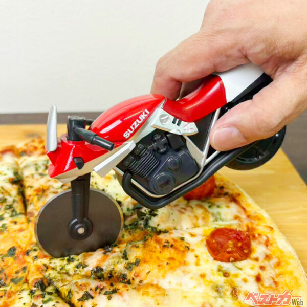 メタリックな質感と深みのある赤が、料理シーンにも映える存在感を放つ