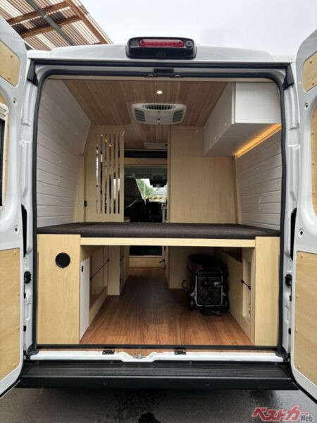 大型荷物も積載可能な大容量ストレージスペース。アウトドア用品や長期滞在の荷物にも対応し、高い実用性を確保
