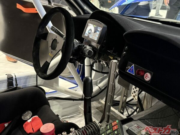 海外が長く新井敏弘選手が慣れた左ハンドルになり、シーケンシャルの6速ミッションを採用