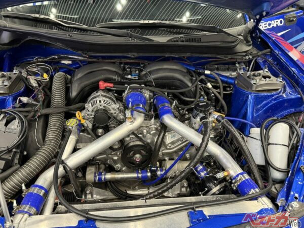 エンジンは2.4Lターボとなるが、慣性モーメント低減のためフロントミドシップのようにレイアウトされる