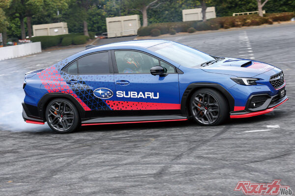 東京オートサロンで豪快なデモランを披露したWRX STI Sport♯