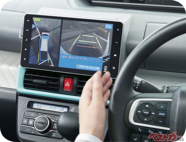 駐車スペースが狭い時に活躍するのがスマートパノラマパーキングアシスト