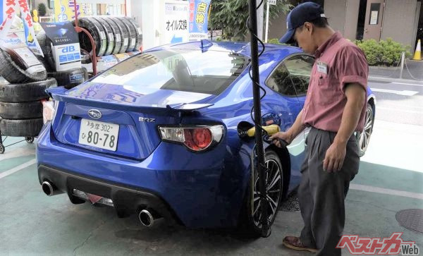 ハイオクとレギュラーをミックス給油した場合、ガソリンタンク内で混ざる。給油した比率でオクタン価も変動することになる