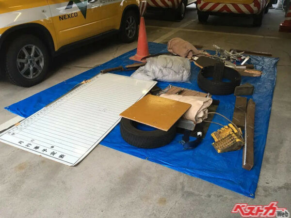 交通管理隊が回収した落下物の一部。まだ軽量な部類に入る物が並んでいる(写真提供：NEXCO中日本）