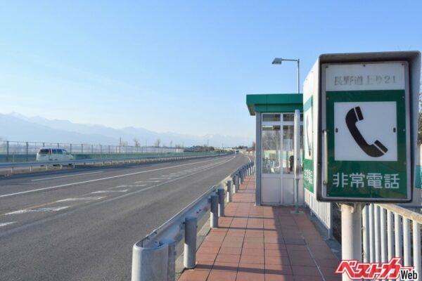 一般車は高速バスの停留所レーンに浸入してはいけない（写真：kikisora＠Adobe Stock）