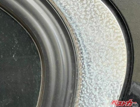 リアドア後方のアルミモールにできた白サビ。はたして頑固な白サビは落ちるのか