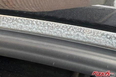 ドア上部のアルミモールに発生した白サビ