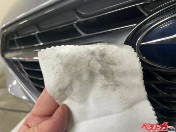 グリルのメッキ加飾を液に垂らして拭くとこんなに汚れていた