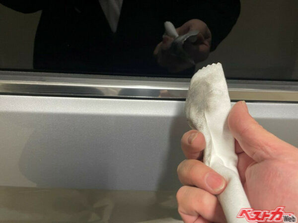 ドアモールのメッキ加飾の汚れもこの通り