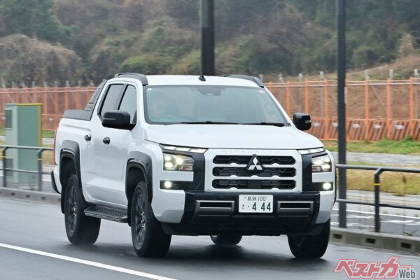 こんなに大きなクルマでも意外とスムーズに街乗りできてしまうのも魅了