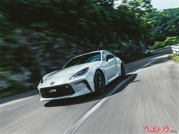 2024年7月の商品改良でRZにデイタイムランニングライトが装備された
