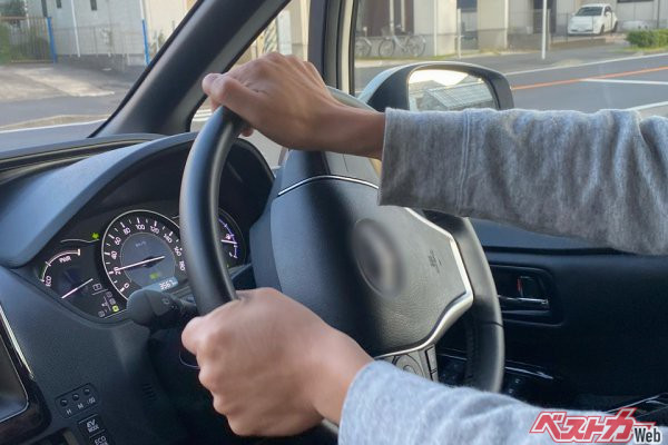 「あおりハンドル」はをいまだ「カッコいい」と思って行っているドライバーも多いようだが傍から見ればただの危険運転だ(写真AC）