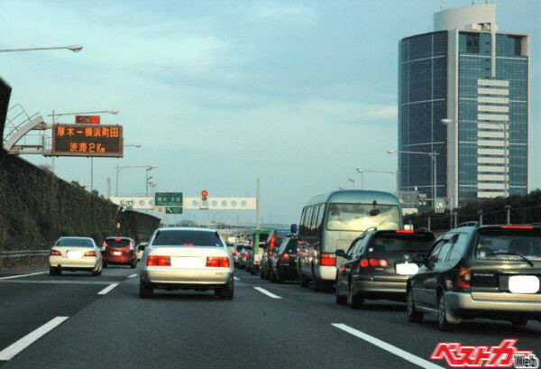 追い越し車線、走行車線へと車線変更を繰り返すドライバーをたまにみかけるが……