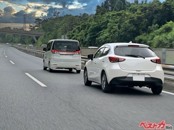 後ろから来ているクルマを見ていないのか、気づいているのにあえてどかないのか？（写真AC）