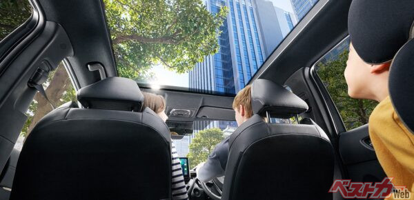 後席から頭上を見れば、車内に空が広がっているみたい! パノラマルーフ、サイコー!!
