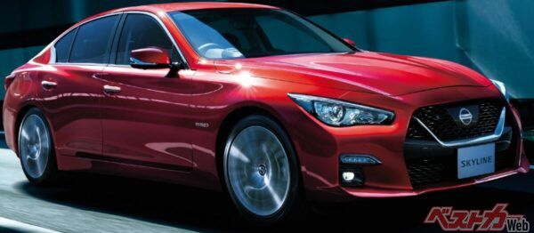同一車線内でのハンズオフ（手放し）走行や、ナビ連動での追い越し・分岐支援を可能にするプロパイロット2.0を搭載したのは、V37型スカイラインが最初だった