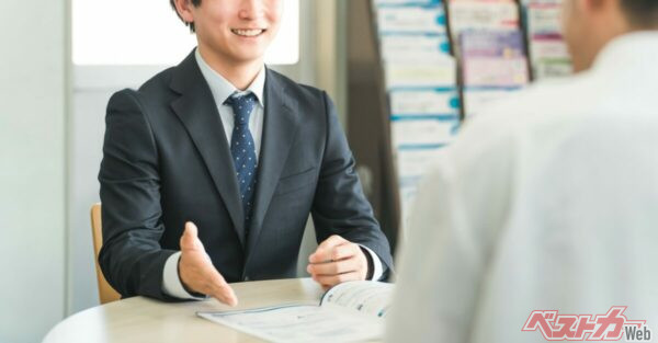 モデルチェンジや走行距離の節目で価値は落ちる。「下がる前に動く」のが鉄則（PHOTO：Adobe Stock_buritora）