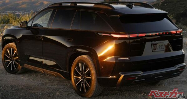 エッジの効いたボディデザインはハイランダーEVと同じだが、「SUBARU」ロゴを含むバックドアのデザインはGetaway専用だ
