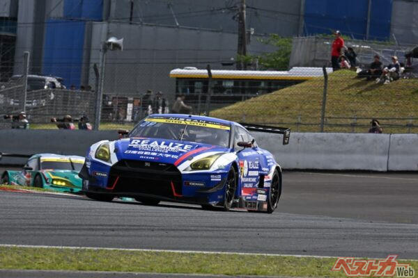 予選とは打って変わって決勝でJAF-GTを従えて走る56号車。やはり3時間レースの長丁場はGT3に分があるか？