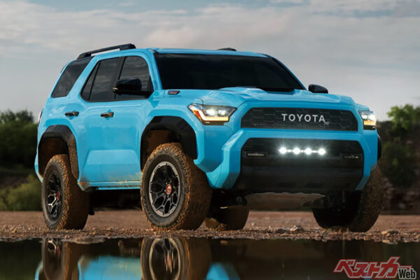 4ランナーTRD Pro。定番のFOXのショックアブソーバーを装着。フロントの4連ライトも精悍さが倍加