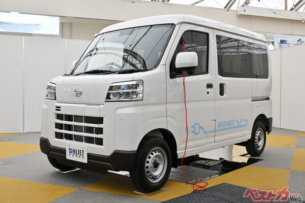 こちらはe-ハイゼットカーゴ。e-アトレーもe-ハイゼットカーゴも、車両と歩行者以外に自転車にも対応した最新のスマートアシストを搭載。LEDヘッドライトで視界も向上