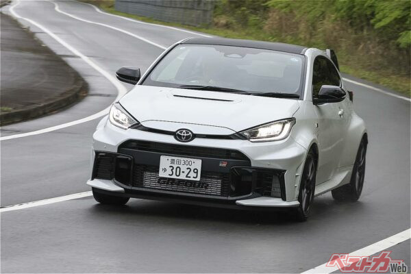 26式GRヤリス。外観上の識別点は、ミシュランからブリヂストンへと変更されたタイヤ以外なし（タイヤ変更はRZ“High performance”＋Aero performance package/RZ“High performance”のみ）