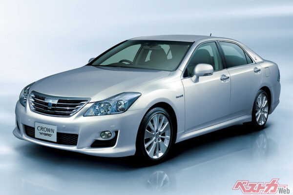 13代目トヨタ クラウン（販売期間：2008年～2012年　中古車相場価格：80万～200万円）。全幅1795mmというサイズ感。取り回しは抜群だ