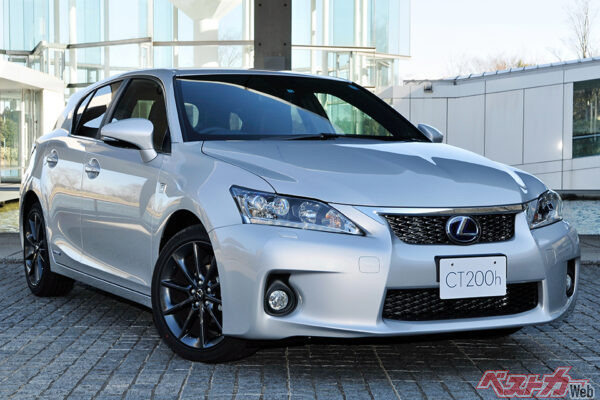 レクサス CT200h（販売期間：2011年～2022年　中古車相場価格：90万～350万円）。全長4350×全幅1765mmと、レクサスのなかでは稀少なコンパクトモデル