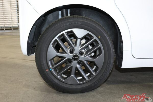 リアもディスクブレーキを標準装備。タイヤはGOODRIDEでサイズは165/65R15