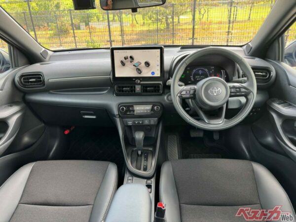 電動パーキングブレーキブレーキ+ホールド機能（ハイブリット車に標準装備をはじめ、フロント席アームレスト（ハイブリット車：Z・Gに標準装備）、10.5インチディスプレイオーディオ（コネクティッドナビ対応）Plus（Zに標準装備）がインテリア改良のトピックス