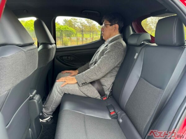 身長170cmの大人4名が乗車した時、後席に座る乗員の膝先空間は握りコブシ1つ半、頭上空間はこぶしは入らず掌が収まるスペース