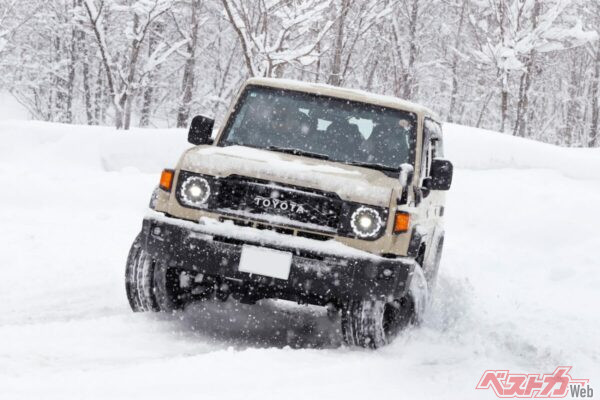 北海道では雪上、氷上でもテストを敢行。特にシビアな路面では「先読み」できる俊敏さと、挙動変化を待ってくれる懐の深さが大切だ