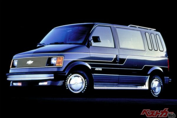 ダッジ キャラバンやプリムス ボイジャーの対抗馬として1985年に登場した初代アストロ。スタークラフト仕様はハイルーフ化されている