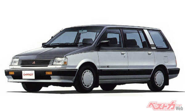 日本でのミニバンの祖的存在として、三菱 シャリオや日産 プレーリーなどが挙げられる
