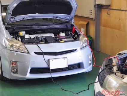 ハイブリッド車はガソリン車からバッテリー上がりを救援（充電）されることはできても、バッテリー上がりのクルマを救援することはできない（写真AC）